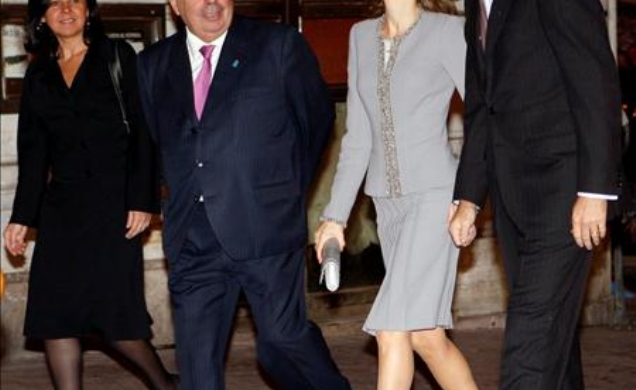 Don Felipe y Doña Letizia junto al presidente del Principado de Asturias y su esposa, a su llegada a la exposición