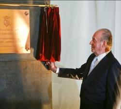 Don Juan Carlos descubre una Placa Conmemorativa con motivo de la inauguración de la nueva fábrica de Heineken