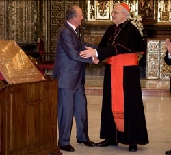 Don Juan Carlos acompañado por el presidente de la Junta de Andalucía, Manuel Chaves, y el cardenal Carlos Amigo Vallejo, tras descubrir la placa conm