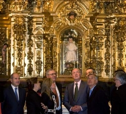 Su Majestad el Rey acompañado por las autoridades asistentes a los actos de inauguración de la restauración de la Iglesia Colegial del Divino Salvador