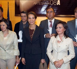 Doña Elena con los galardonados con los Premios Nacionales de Artesanía