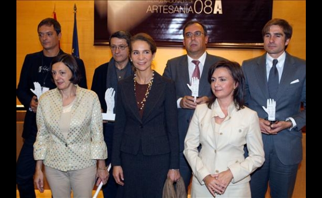 Doña Elena con los galardonados con los Premios Nacionales de Artesanía