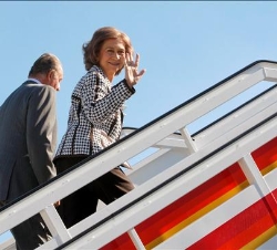 Don Juan Carlos y Doña Sofía momentos antes del despegue hacia Perú