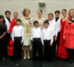Doña Sofía acompañada por la Primera Dama del Perú, Pilar Nores, y la bailarina peruana de Ballet y Danza Contemporánea, Vania Masías, durante la inau