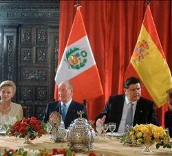Sus Majestades los Reyes, durante la cena ofrecida en el Palacio de Gobierno de Lima por el presidente peruano, Alan García, y su esposa, Pilar Nores