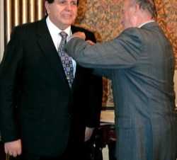 Don Juan Carlos impone la Orden de Isabel la Católica al presidente de Perú, Alan García