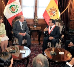 Don Juan Carlos y Doña Sofía, con el presidente del Congreso, Javier Velásquez Quesquén, durante su visita a la sede del poder legislativo peruano