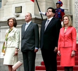 Don Juan Carlos y Doña Sofía, acompañados por el Presidente del Perú, Alan García y su esposa, Pilar Nores, momentos antes de la reunión que mantuvier