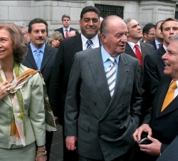 Sus Majestades los Reyes acompañados por el alcalde de Lima, Luis Castañeda, recorren la exposición de fotos de la Agencia EFE