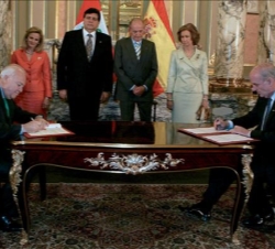 Sus Majestades los Reyes, el Presidente del Perú, Alan García, y su esposa, Pilar Nores, asisten a la firma de un Plan de Asociación Estratégica