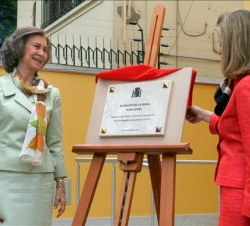 Su Majestad la Reina descubre una placa durante la inauguración de la nueva sede de la Oficina Técnica de Cooperación (OTC)