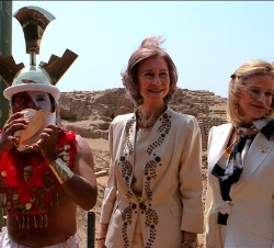 Doña Sofía junto a la Primera Dama de Perú, Pilar Nores, durante la visita que han efectuado a los restos arqueológicos de La Huaca de la Luna, en Tru