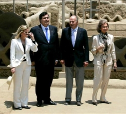 Los Reyes acompañados por el Presidente de Perú, Alan García, y su esposa, Pilar Nores, durante la visita que han efectuado a las ruinas de la ciudad 