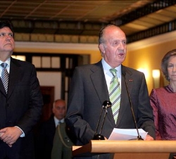 Don Juan Carlos y Doña Sofia, acompañados por el Presidente de Perú, Alan García, durante la recepción ofrecida en la embajada española en Lima