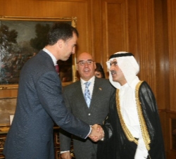 Don Felipe saluda al Presidente del Consejo Federal Nacional de los Emiratos Árabes, Abdul Aziz Al Ghurair
