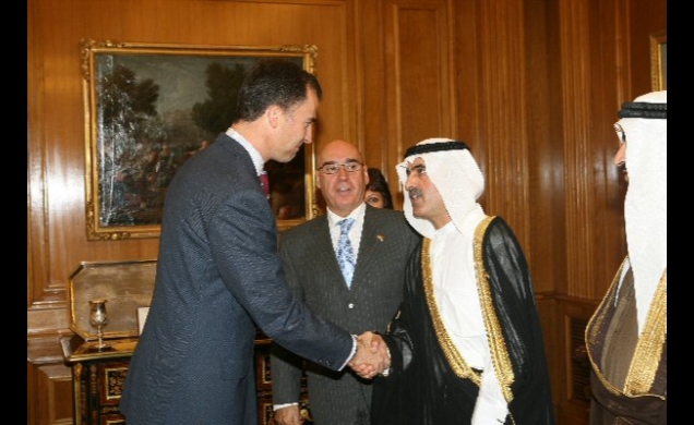 Don Felipe saluda al Presidente del Consejo Federal Nacional de los Emiratos Árabes, Abdul Aziz Al Ghurair