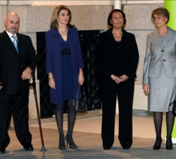 La Princesa de Asturias acompañada por el periodista José Luis Fernández Iglesias, director del III ciclo"La Mirada que Integra", la subsecr
