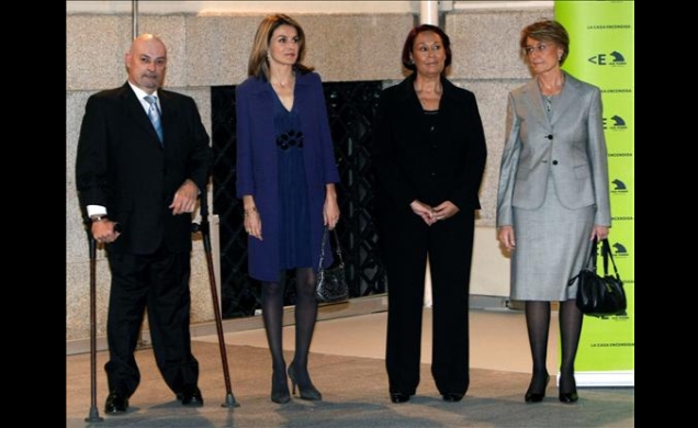 La Princesa de Asturias acompañada por el periodista José Luis Fernández Iglesias, director del III ciclo"La Mirada que Integra", la subsecretaria de 
