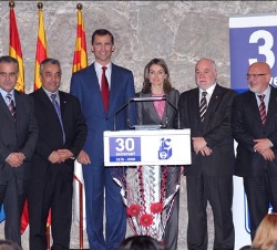 Los Príncipes de Asturias acompañados por el ministro de Trabajo, Celestino Corbacho, el presidente de la UBIC, Xavier Lanza, el alcalde de Manresa, J