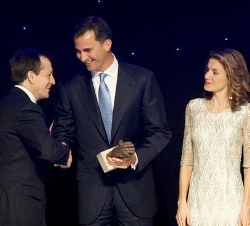 Don Felipe y Doña Letizia hacen entrega del galardón a uno de los premiados