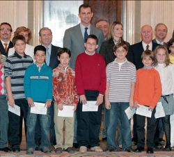 Los Príncipes de Asturias junto a una representación de los niños que trabajan en el proyecto de Aldeas Infantiles S.O.S. de España