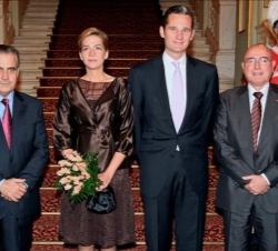 Los Duques de Palma acompañados por el ministro de Trabajo e Inmigración, Celestino Corbacho, y el conseller de Cultura de la Generalitat de Cataluña,
