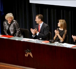 Los Príncipes de Asturias, y la embajadora del Reino Unido en España, Denise Holt, aplauden a la presidenta de la Cámara de Comercio Británica, Karen 