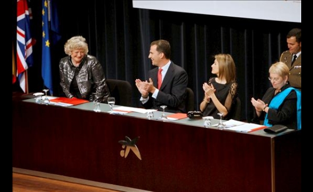 Los Príncipes de Asturias, y la embajadora del Reino Unido en España, Denise Holt, aplauden a la presidenta de la Cámara de Comercio Británica, Karen 