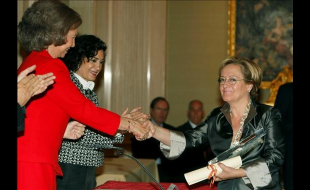 Doña Sofía hace entrega del galardón a la presidenta de la Diputación de Huelva, Petronila Guerrero
