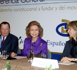 Su Majestad la Reina, acompañada por Su Alteza Real el Infante Don Carlos de Borbón, y la ministra de Ciencia e Innovación, Cristina Garmendia