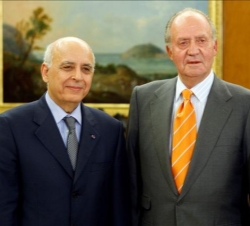 Don Juan Carlos acompañado por el Primer Ministro de Túnez, Mohamed Ghannouchi