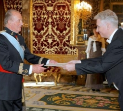 Su Majestad recibe la Credencial del Sr. Imants Viesturs Liegis, Embajador de la República de Letonia