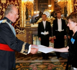 Don Juan Carlos recibe la Carta Credencial de la Sra. Edit Bucsi-Szabo, Embajadora de la República de Hungría