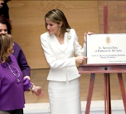 Doña Letizia tras descubrir una Placa Conmemorativa de su visita