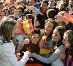 Su Alteza Real la Princesa de Asturias saluda a los alumnos del I.E.S. Néstor Almendrosa