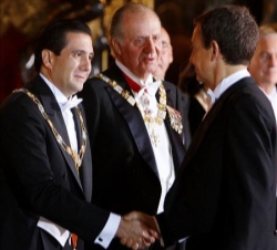 El Presidente del Gobierno, José Luis Rodríguez Zapatero, saluda al Presidente de Panamá, en presencia de Su Majestad el Rey