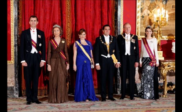 Los Reyes, acompañados de Sus Altezas Reales los Príncipes de Asturias y del Presidente de la República de Panamá y su esposa, momentos antes de la Ce