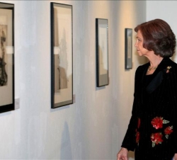 Visita de Doña Sofía a la exposición del premiado en la anterior edición, Pepe Hernández
