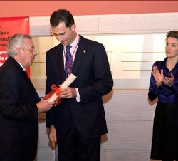Don Felipe recibe la Medalla de Oro de la Cámara de manos de su presidente, Román Knörr, en presencia de la Princesa