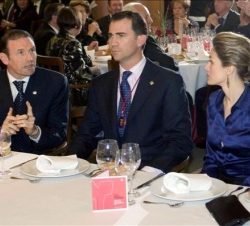 Sus Altezas Reales, con el lehendakari del Gobierno Vasco, momentos antes de la cena