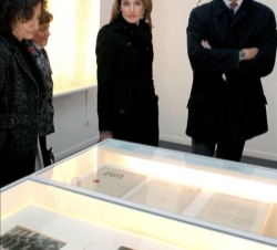 Los Príncipes de Asturias, junto a la ministra de Educación, Política Social y Deporte, durante su visita a la exposición sobre la revista Gallo