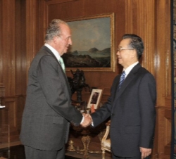 Don Juan Carlos felicita a Joaquín Muns