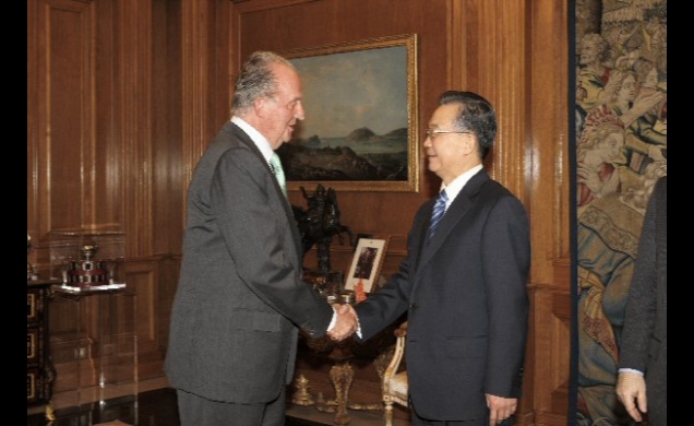 Don Juan Carlos felicita a Joaquín Muns