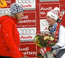 Doña Cristina conversa con la esquiadora austriaca Kathrin Zettel
