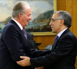 Don Juan Carlos recibe el saludo del embajador del Reino de Marruecos en España, Omar Azziman
