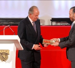 Don Juan Carlos recibe el Marca Leyenda de Honor de manos del director de Marca