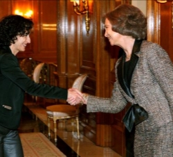 Doña Sofía recibe el saludo de la ministra de Educación, Política Social y Deporte, Mercedes Cabrera