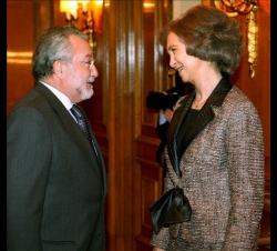 La Reina conversa con el ministro de Sanidad y Consumo, Bernat Soria