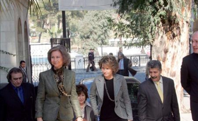 Doña Sofia acompañada por la esposa del Presidente de Siria, Asma Al-Assad, a su llegada al Museo Nacional de Damasco