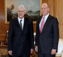 Don Juan Carlos acompañado por el Primer Ministro de Marruecos, Abbas el Fassi
